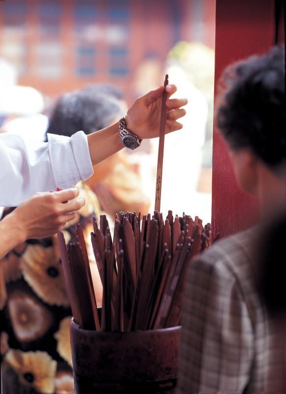 去寺庙道观求签的结果靠谱吗?