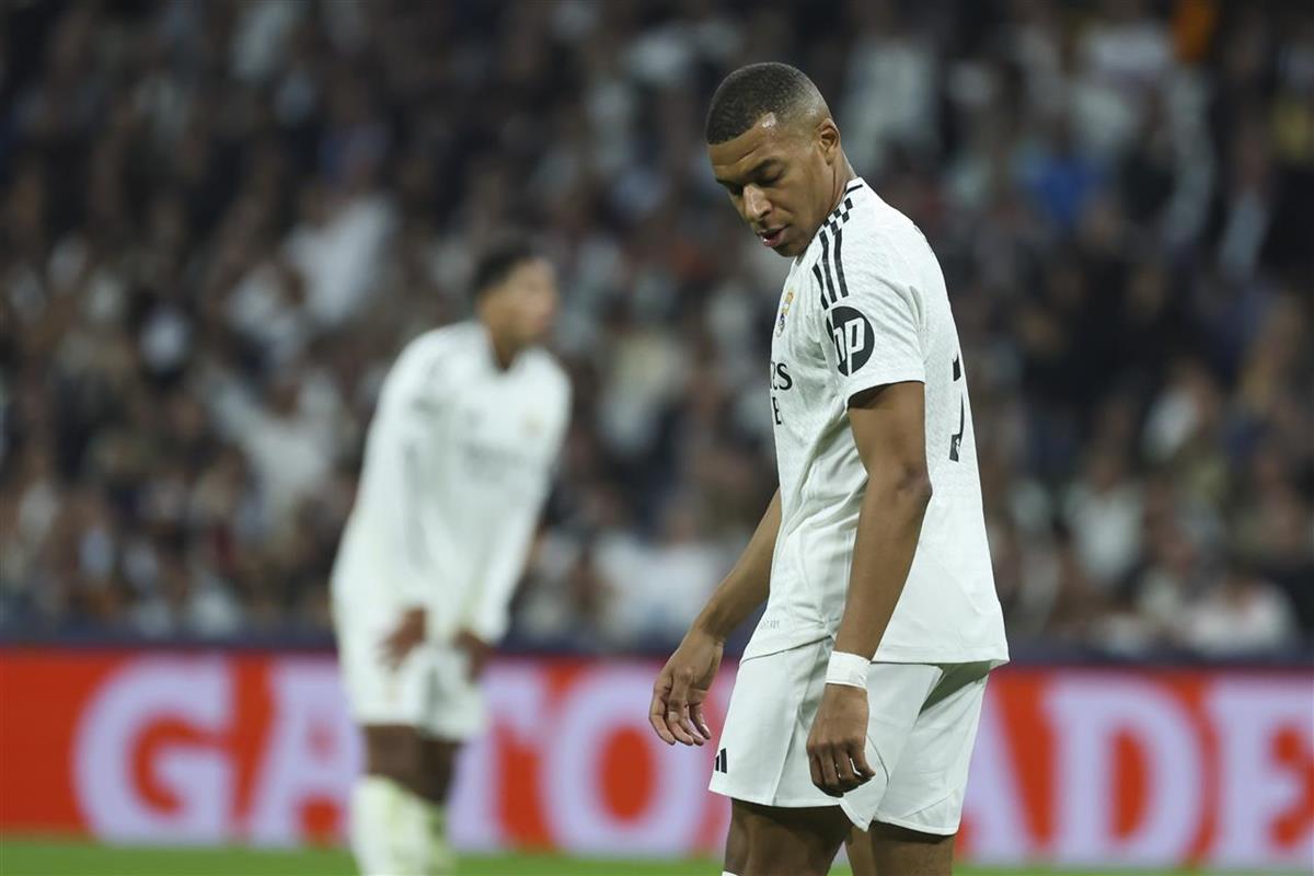 姆巴佩罚丢点球皇马欧冠联赛 _ 姆巴佩皇马表现糟糕安切洛蒂下课 _ta：姆巴佩射丢点球后情绪低落 赛后未感谢球迷