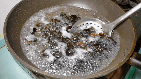 烧一些开水,把木耳下锅焯水一分钟使其断生,这样炒木耳时不会炸锅,也