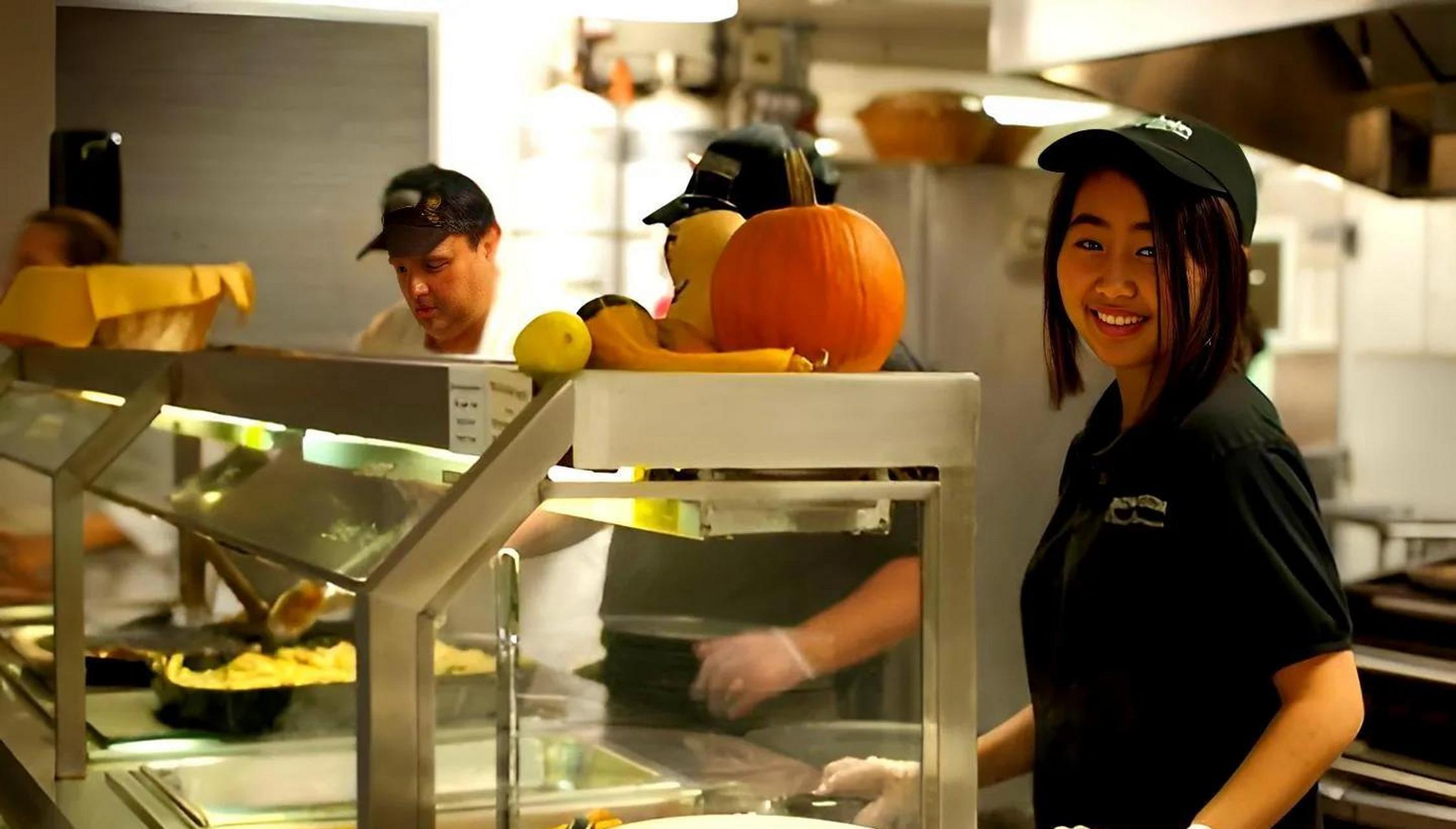 她得意洋洋地说:"在美国,月薪4000美元已经算不错了.一条牛仔裤只要5.