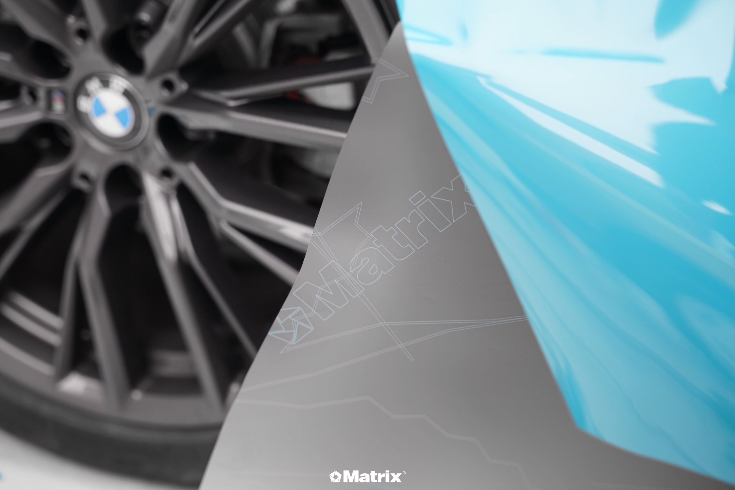 宝马3系matrix矩阵改色膜马尔斯绿,是色泽鲜亮的复古调