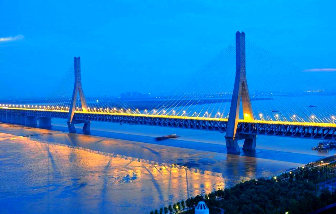 武汉天兴洲长江大桥:创新与作用的完美结合