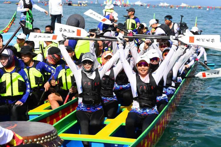 大湾区11城代表队云集南澳月亮湾奋楫争先深圳唯一海上龙舟赛开赛