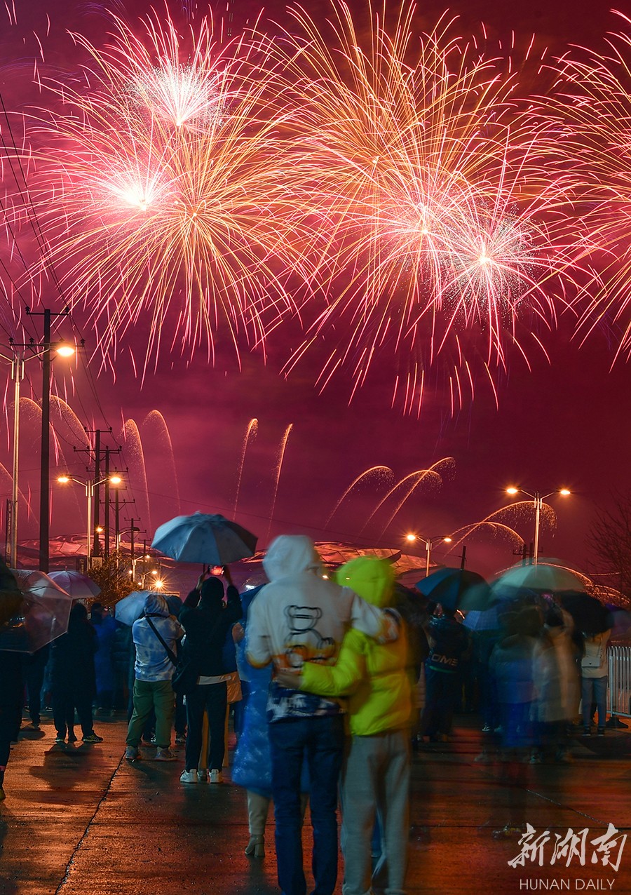 跨年焰火点亮浏阳夜空
