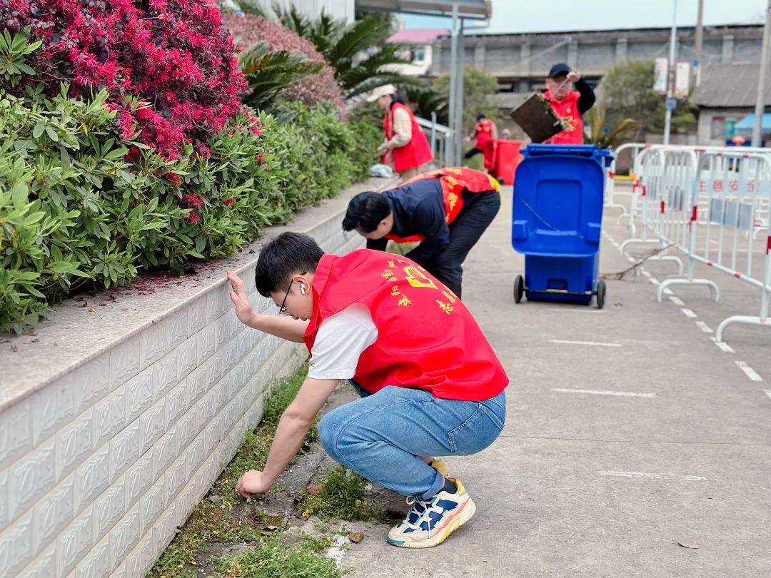 助创城争当青春先锋青年志愿者服务活动