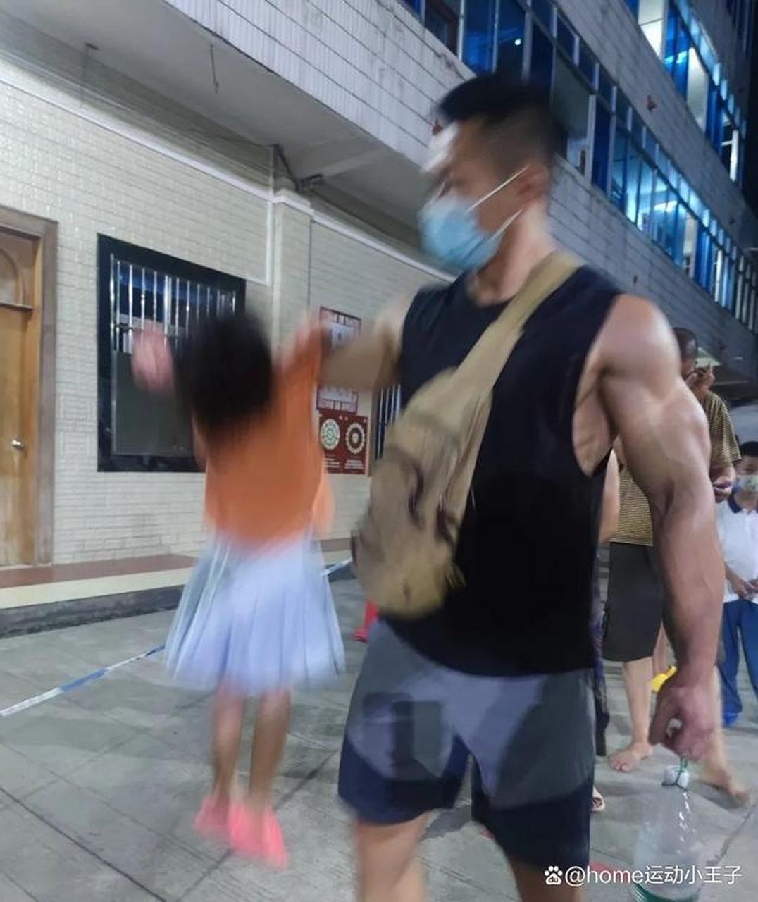 肌肉奶爸壮实身材,健硕胸肌父爱爆棚,超有爱 肌肉奶爸壮实身材,健硕