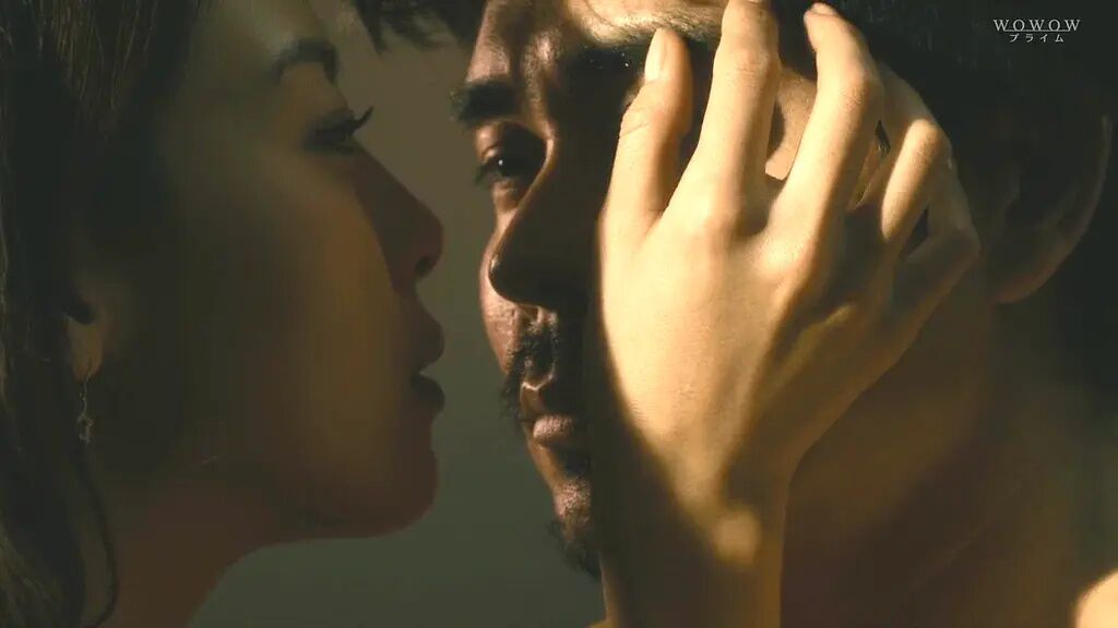 《玻璃芦苇》那个差点成为她继父的男人,成了她的丈夫,报复好傻