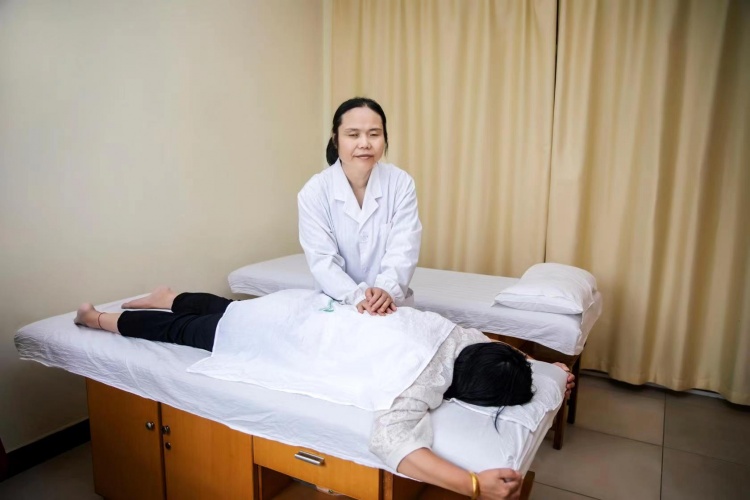 爱公益爱健康 张爱武将率按摩师在终点站为毅行者缓解疲劳