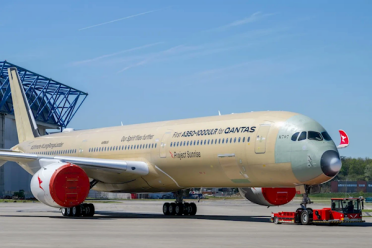 全球最长直飞航线要来！空客首架A350-1000ULR飞机下线：可从悉尼直飞至伦敦