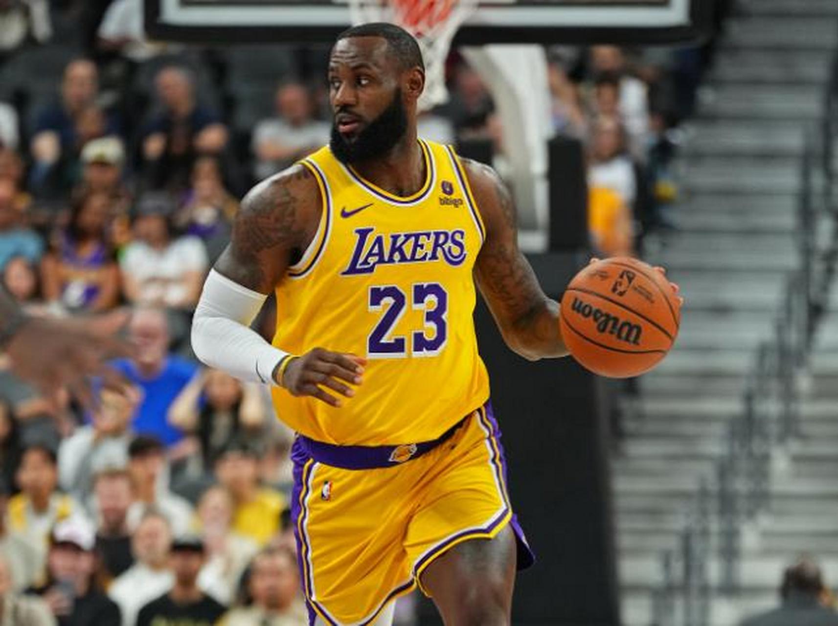 北京时间10月10日,nba季前赛湖人对阵篮网,詹姆斯身穿湖人23号球衣