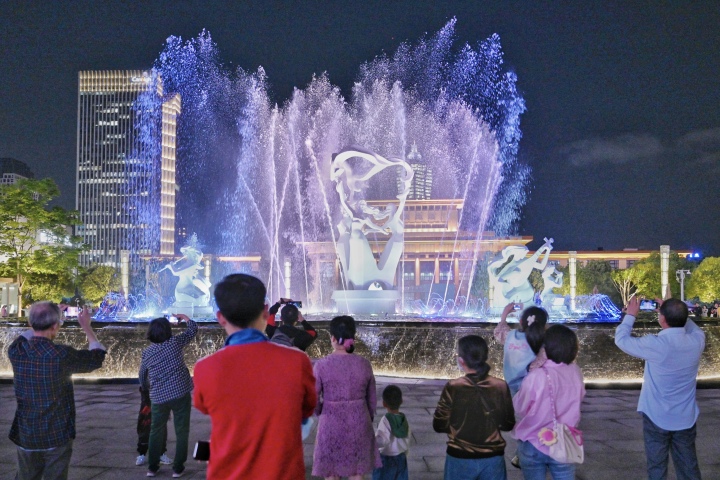 杭州武林广场八少女音乐喷泉回来了