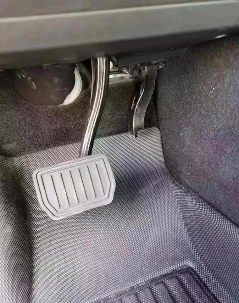 汽车油门踏板踩下去不往上弹