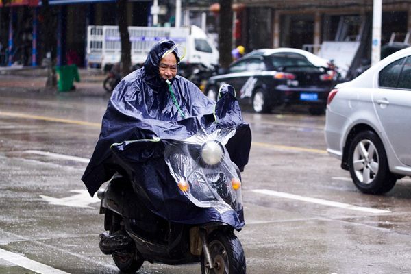 冷空气南下南方开启降温模式 贵州等地有中到大雨