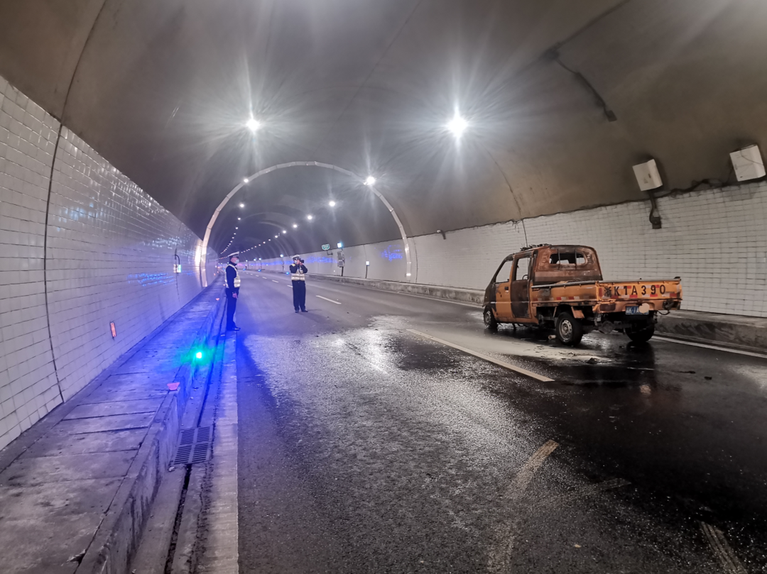 7公里长的泗洲岭隧道内货车起火,"消警路卫企"多方处置高速公路突发