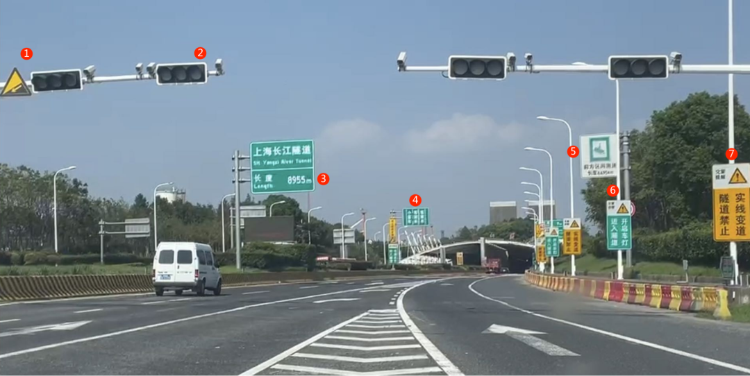 「注意」长江隧道内三条车道横标线 纵标线组合区域严禁变道