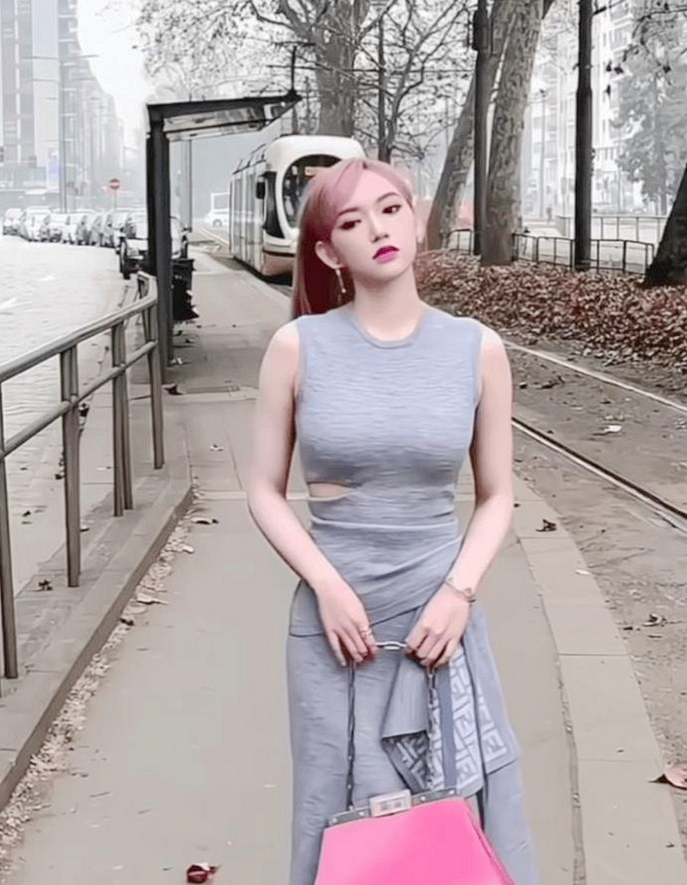 程潇,这简单的紧身裤,这让人无法抗拒的曲线,太诱人了!