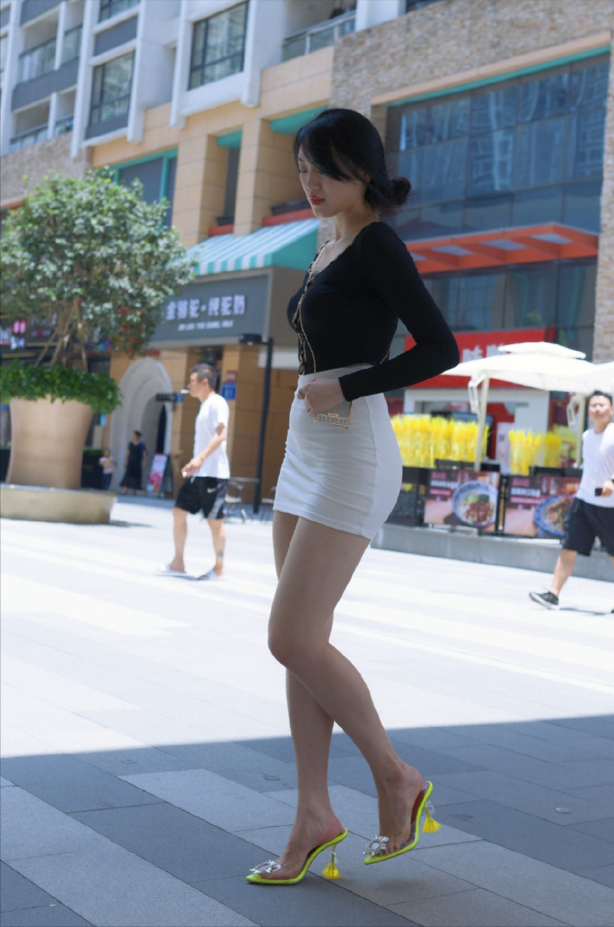 街拍绝色美女小姐姐腰臀腿比例完美至极