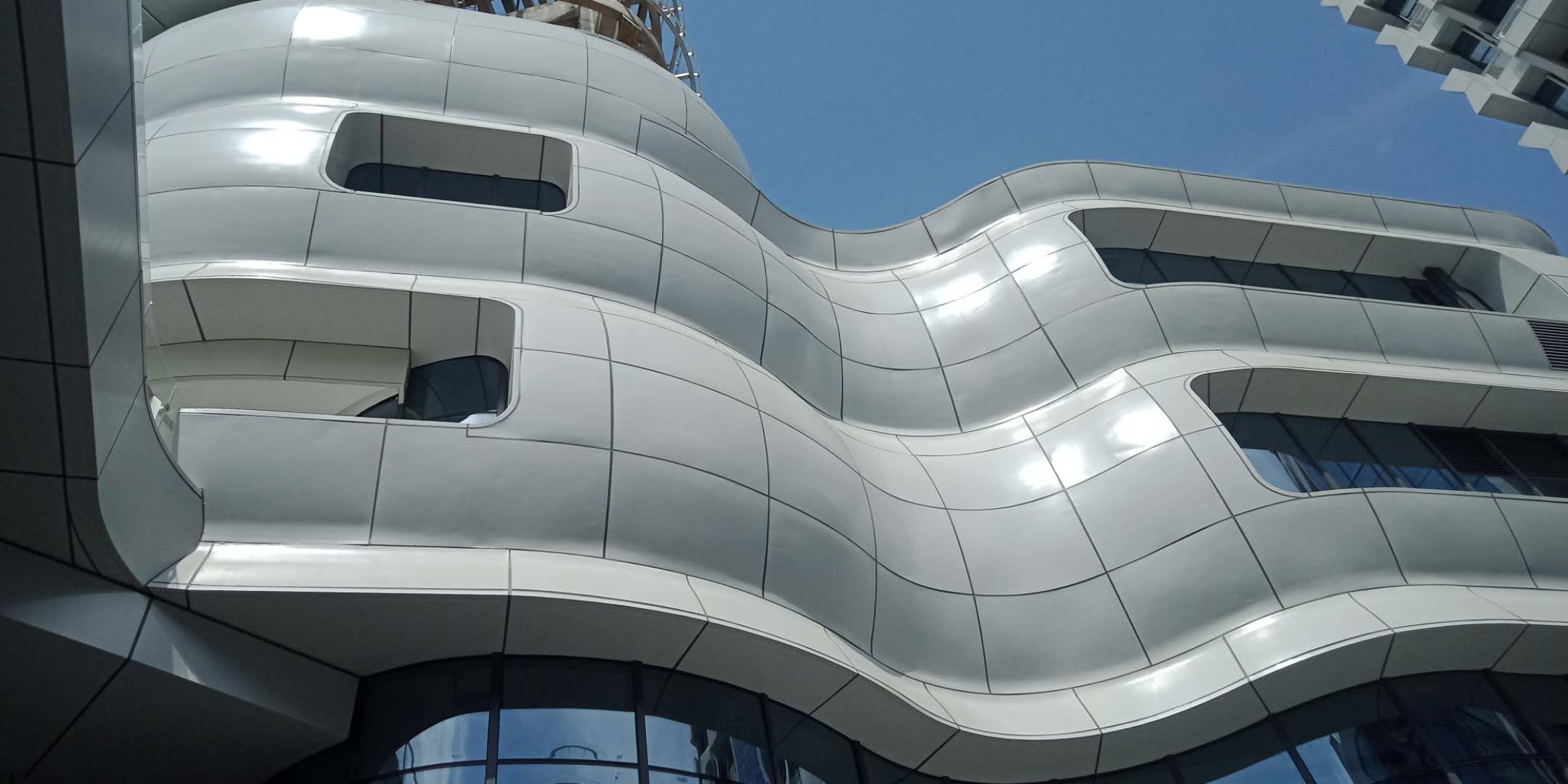 现在建材地位最高的就属双曲铝单板了