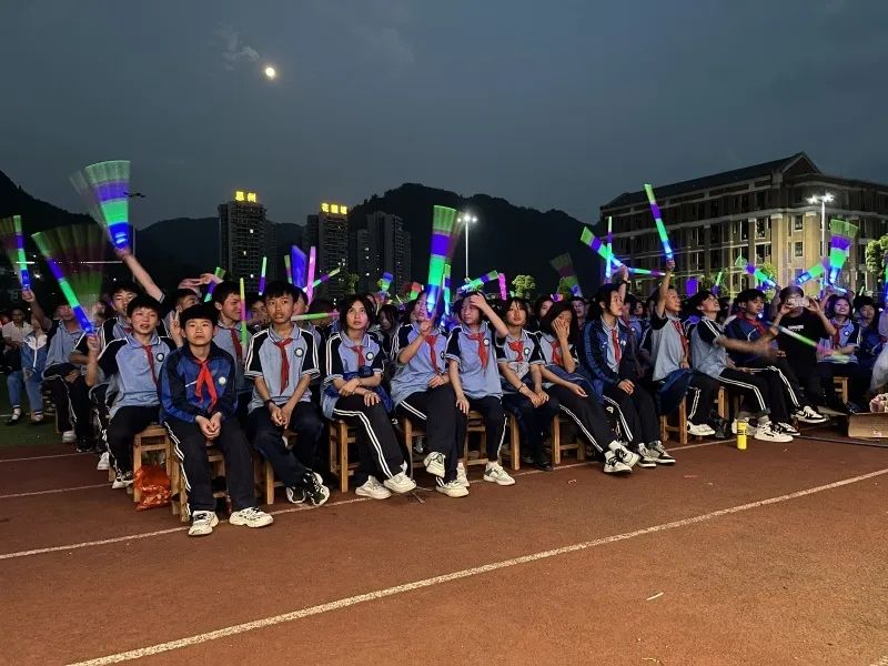 沿河实验中学:举行纪念"五四"爱国运动"校园十佳歌手"比赛