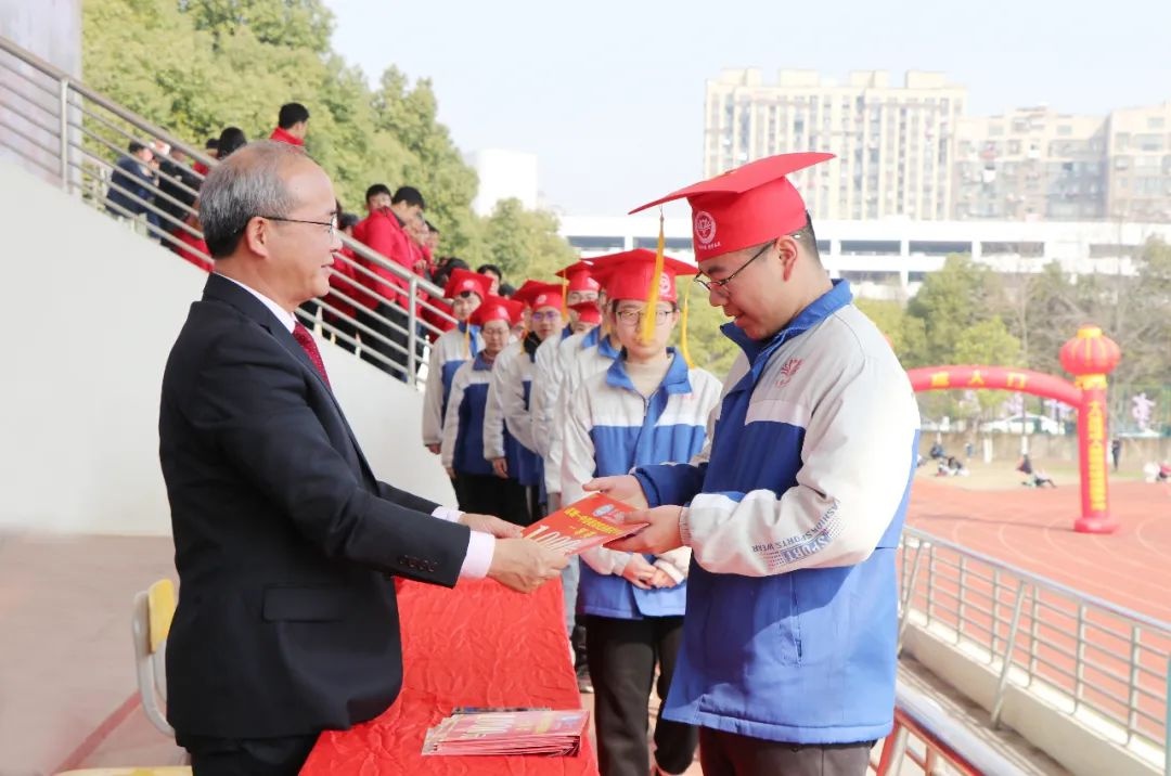 莲塘一中举行2022届"青荷·启德"成人典礼暨高考百日誓师大会