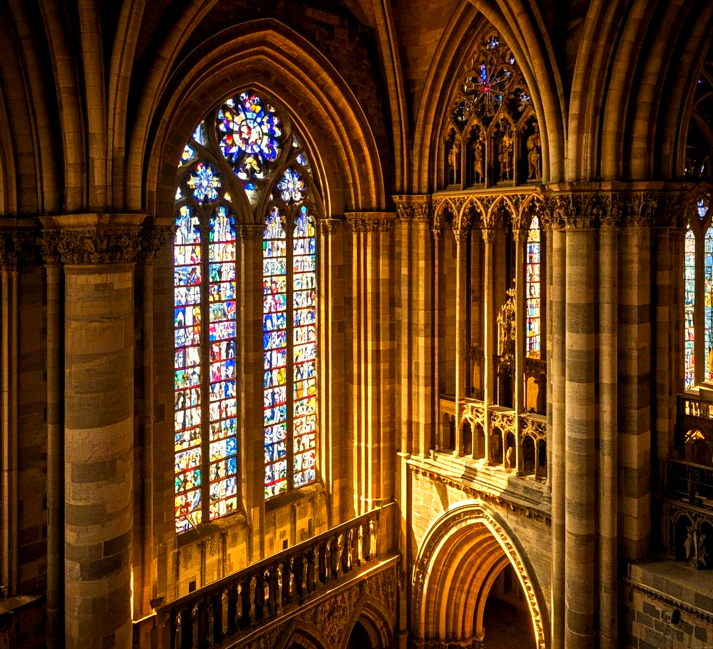 巴黎圣母院彩色玻璃窗:历史见证与现代传播