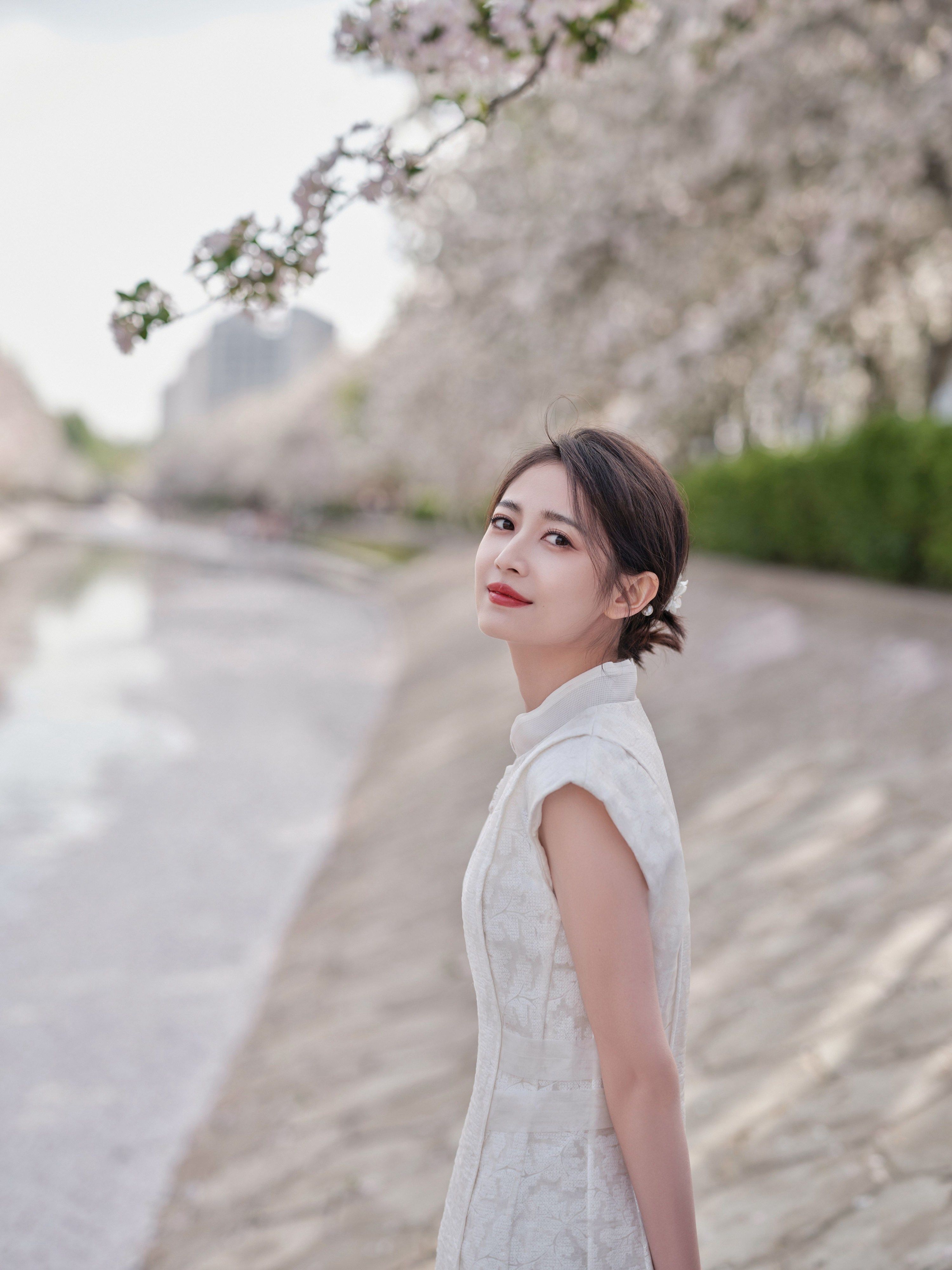 陈钰琪白色连衣裙性感美腿写真