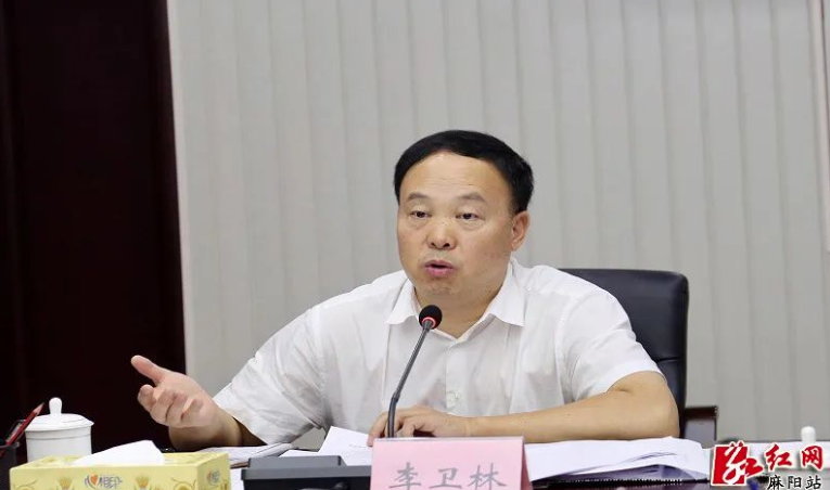 李卫林主持召开县委常委会会议