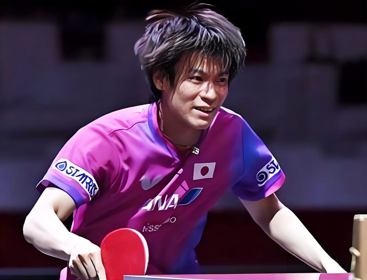 日本乒乓球运动员在比赛中专注奋战的瞬间