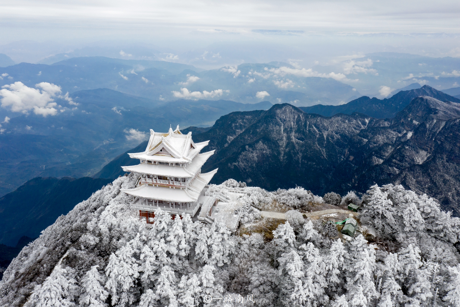 冬天一定要去一次四川峨眉山,一下雪就变成仙境,宛如在画里行走