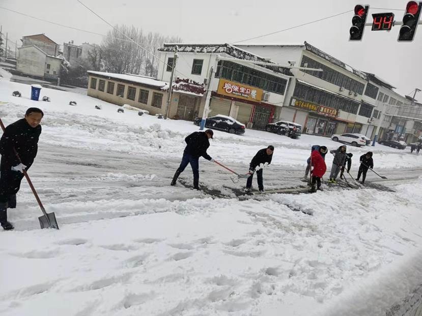 懷寧縣小市鎮:剷雪保安全,雪中暖人心