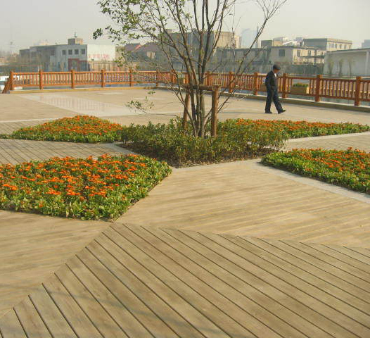 融入自然,品味庭院生活:防腐木地板的独特魅力