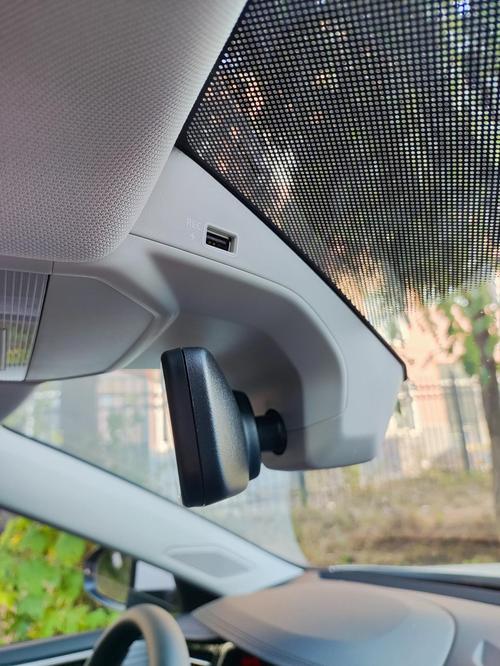 18款速腾后视镜上面有usb口吗?