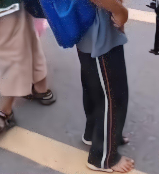 安徽小学生穿着一双只有后跟的鞋上学,了解到家庭情况,有点心酸