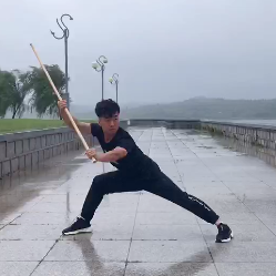 栖霞雨后,有武林高手在耍棍!