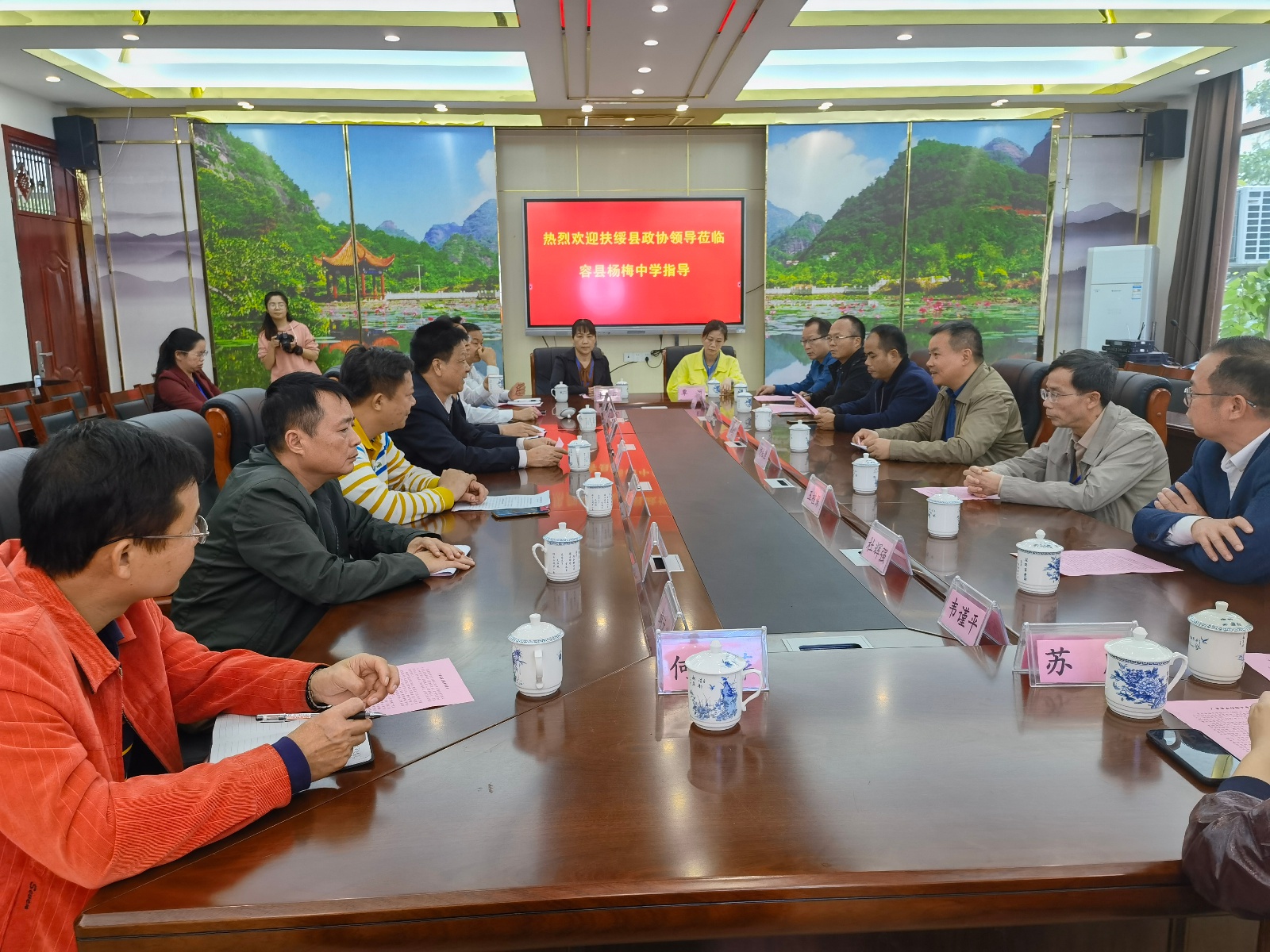 饶桂胜率调研组到玉林市开展推进普及高中教育专题调研