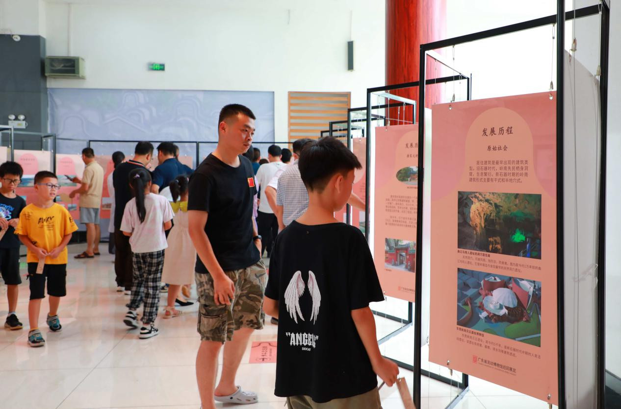 流动博物馆首次走进高速公路服务区