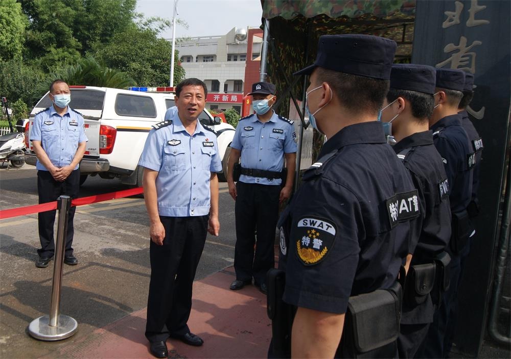 武穴:武穴市公安局领导走访慰问高温下一线执勤民辅警
