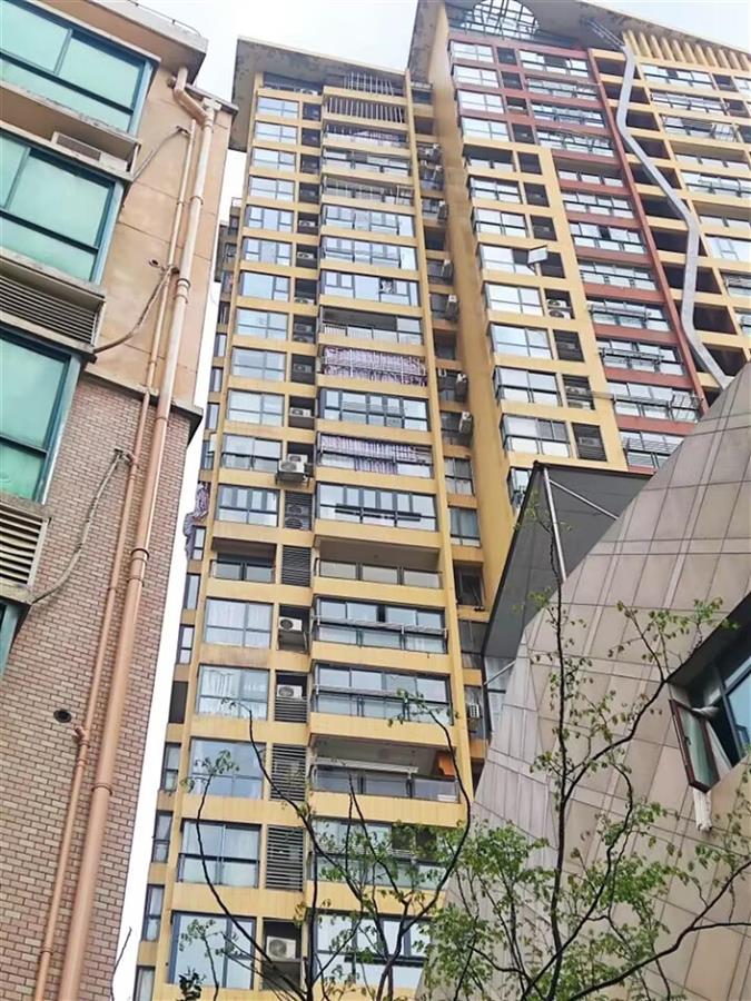 南昌大风坠亡事件楼栋多户阳台窗户被吹落住建局称业主加装的窗户有
