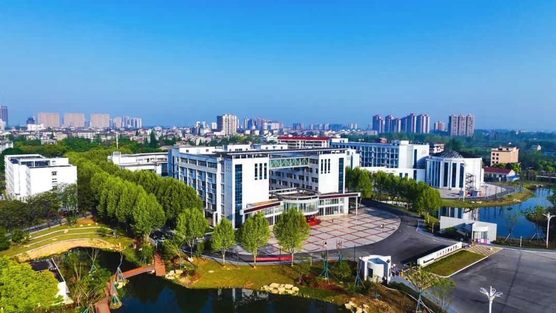 来潜江上大学啦!速速领取招生简章