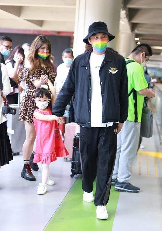 秦昊女儿接机爸爸