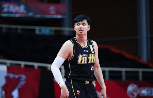 浙江广厦正式官宣!许钟豪热身赛遭遇严重骨折,恐面临赛季报销