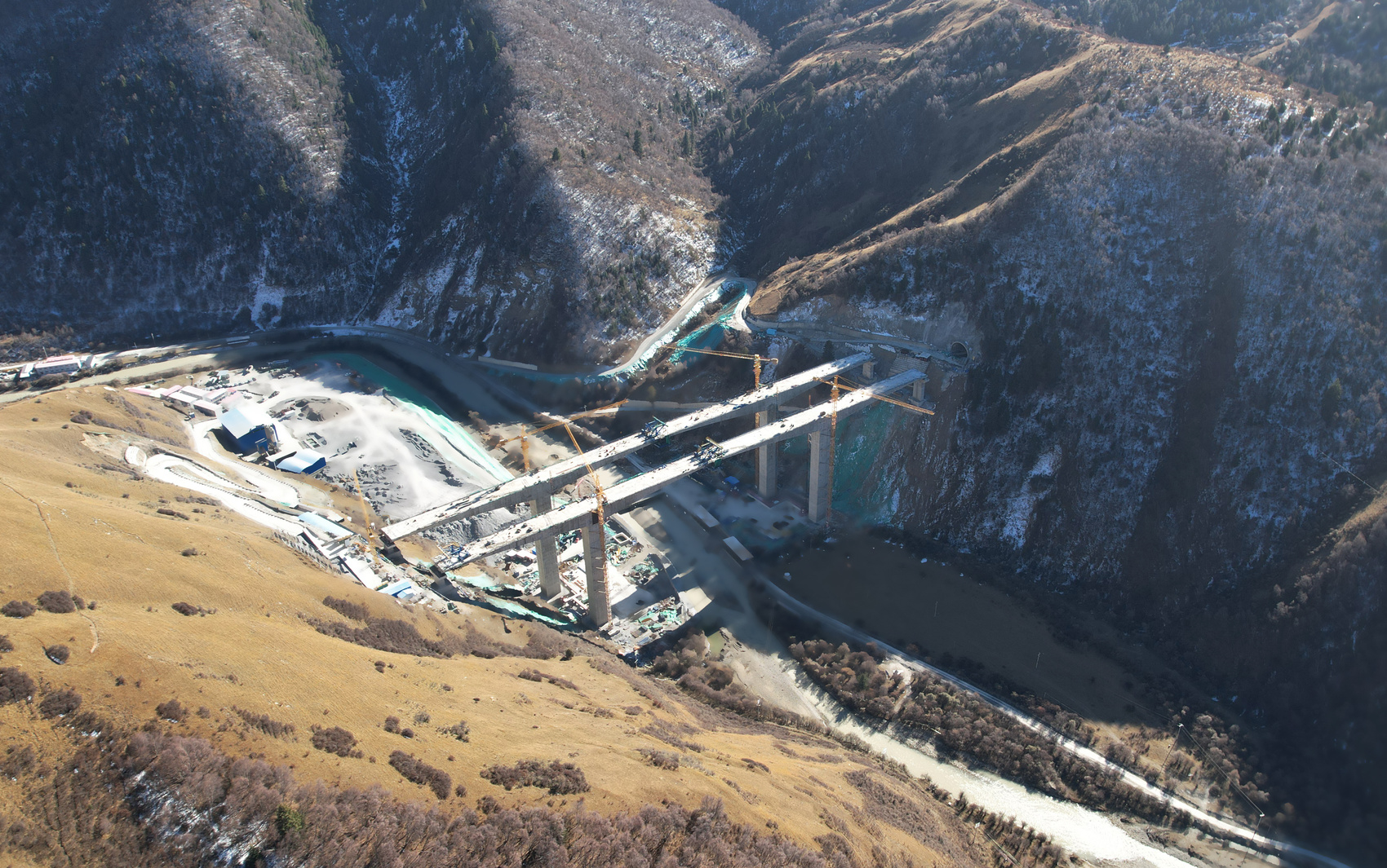 久马高速最大跨径连续刚构桥合龙丨冲刺最后两个月 打好全年收官战