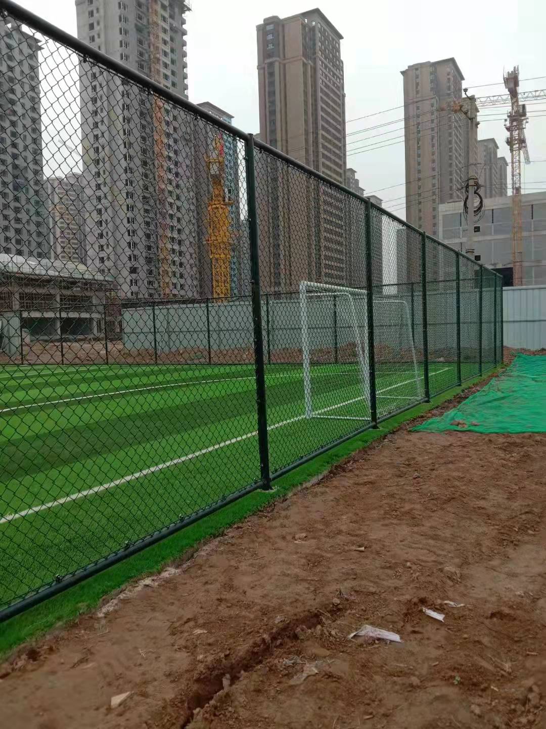 学校足球场围栏网安装方式