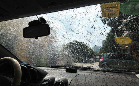 在下雨天开车