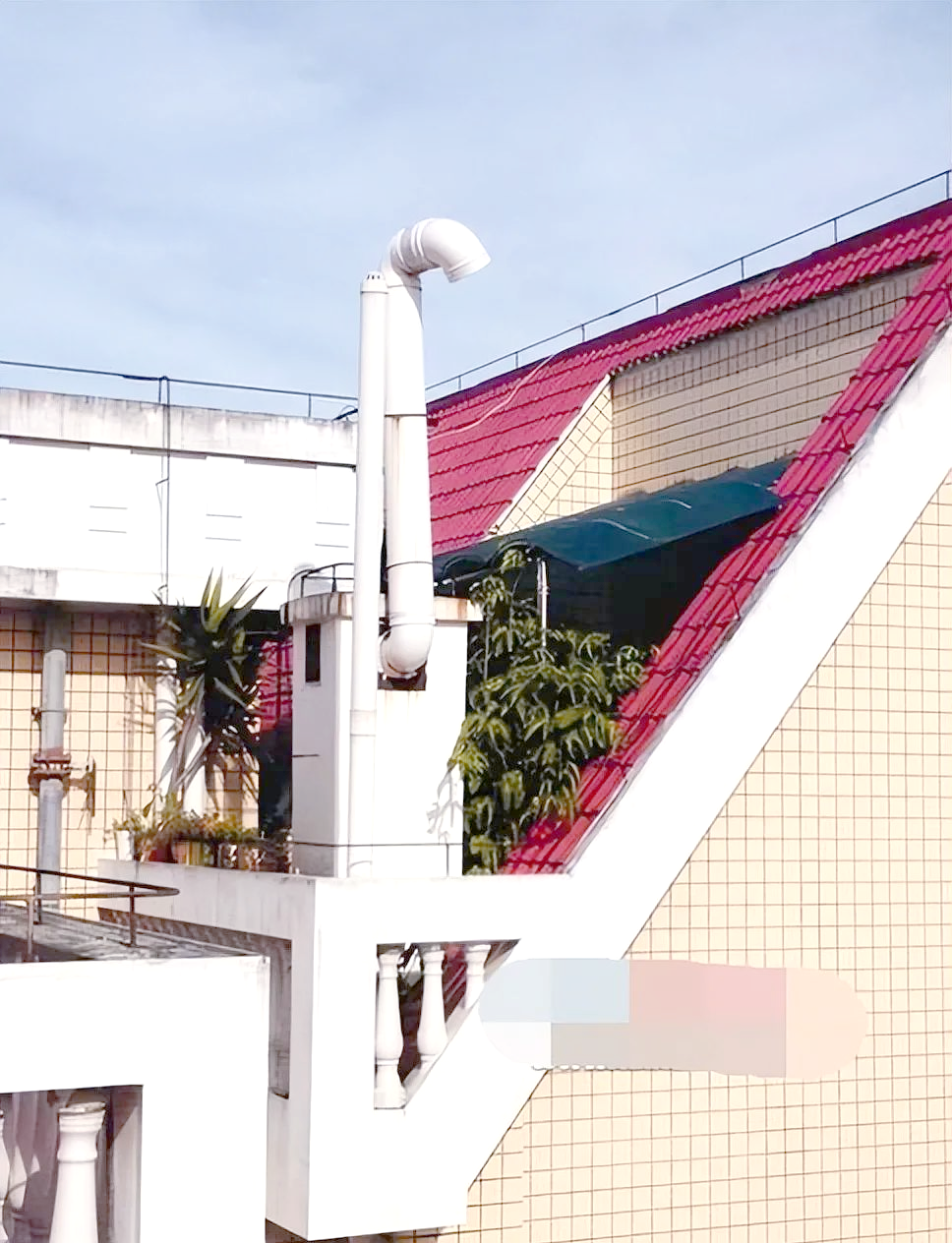 顶楼烟道改动引发法律诉讼,影响楼下生活