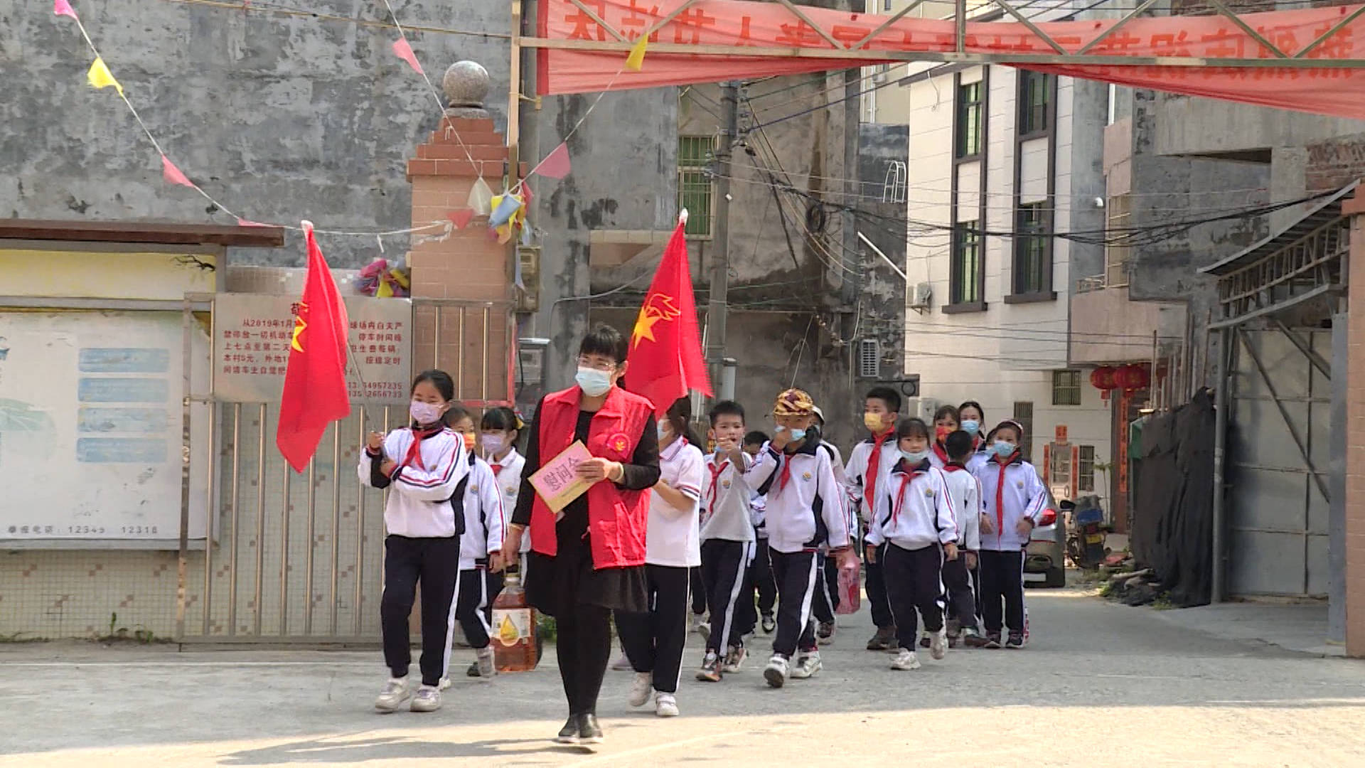 闸坡中心小学组织开展学雷锋活动