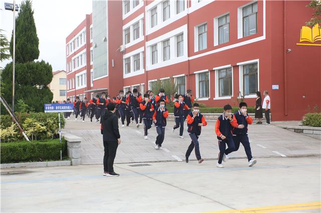 威海市校园消防安全应急演练观摩活动在文登实验中学举行