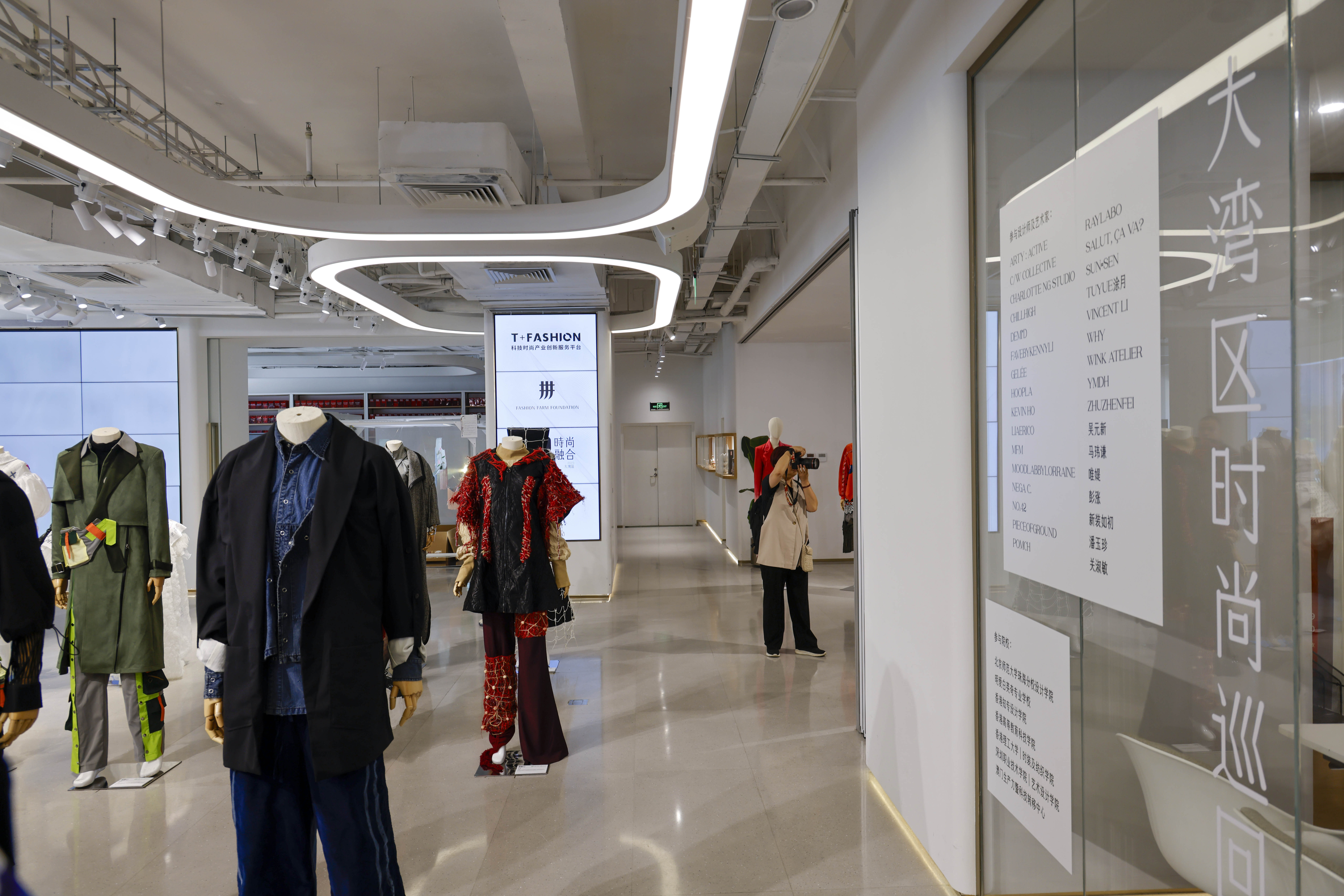 大湾区时尚巡回展登陆深圳,粤港澳设计新锐用创意表达人生思考