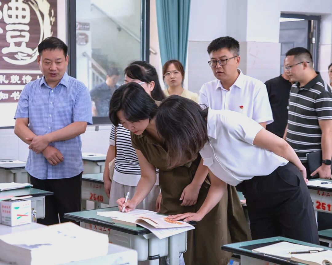 雅安市委书记推进名山中学校园安全与管理