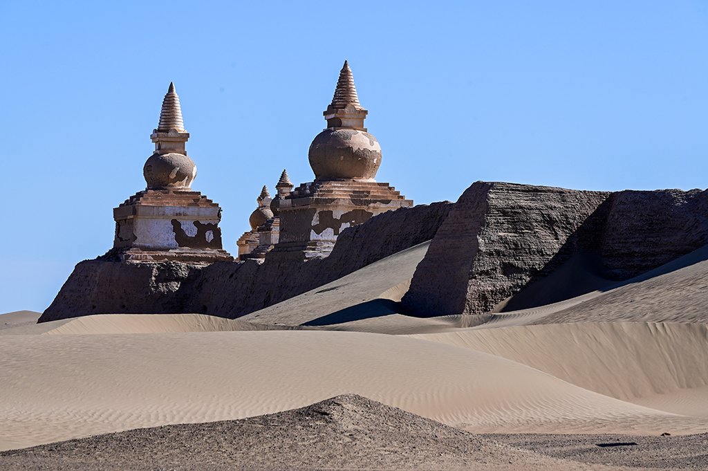 千年黑城显沧桑